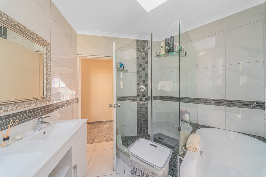 5 Bedroom Property for Sale in Kyalami Estates Gauteng