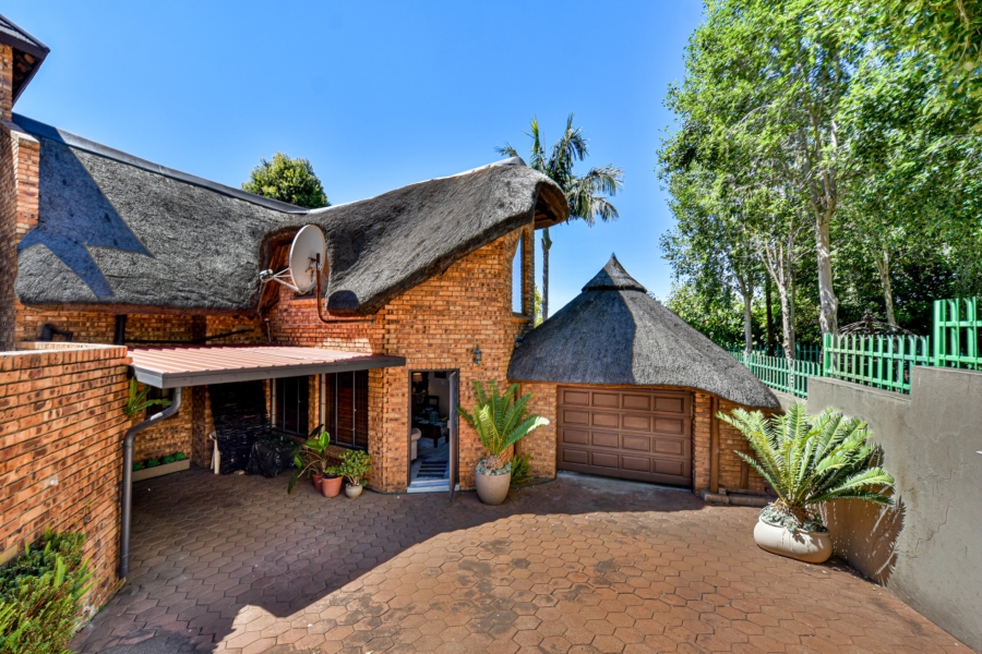 4 Bedroom Property for Sale in Faerie Glen Gauteng