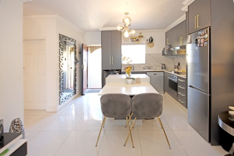 2 Bedroom Property for Sale in Robindale Gauteng