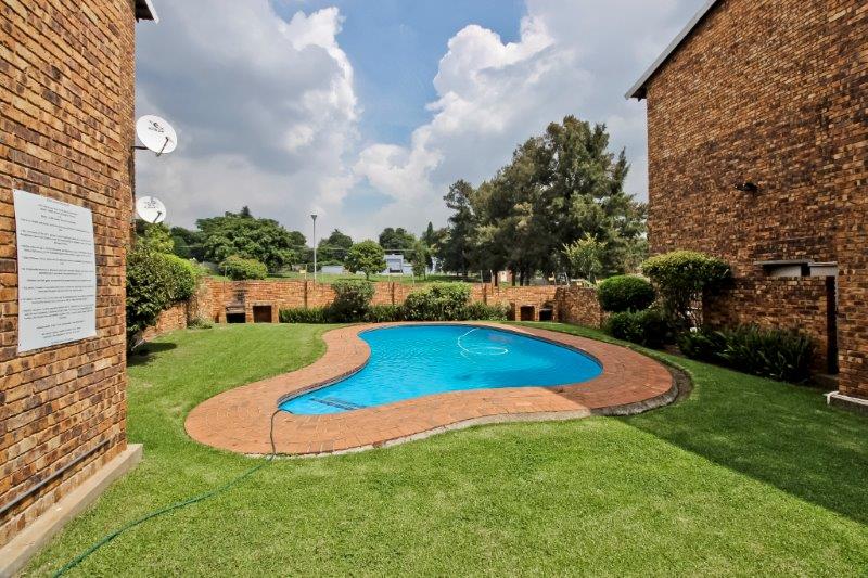 2 Bedroom Property for Sale in Robindale Gauteng