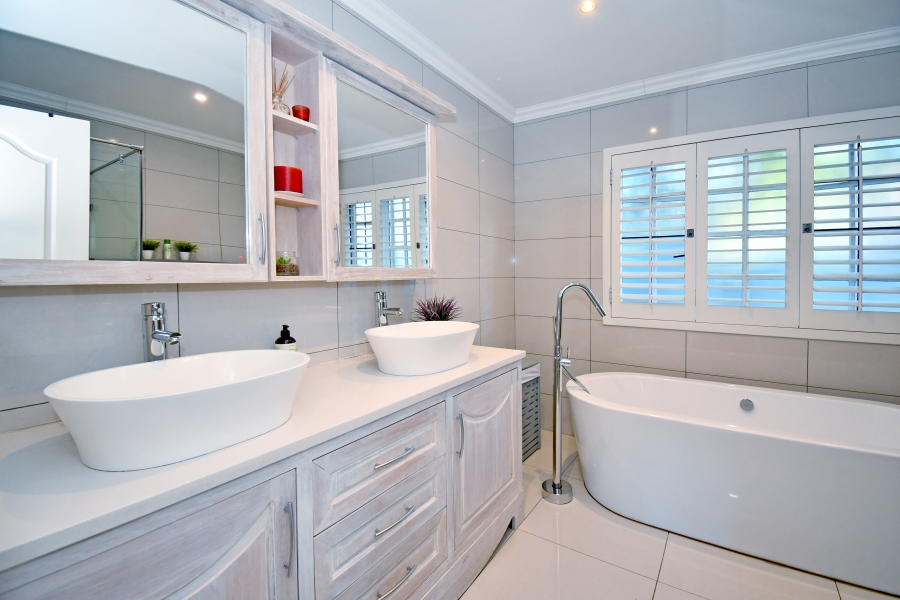 6 Bedroom Property for Sale in Fairland Gauteng