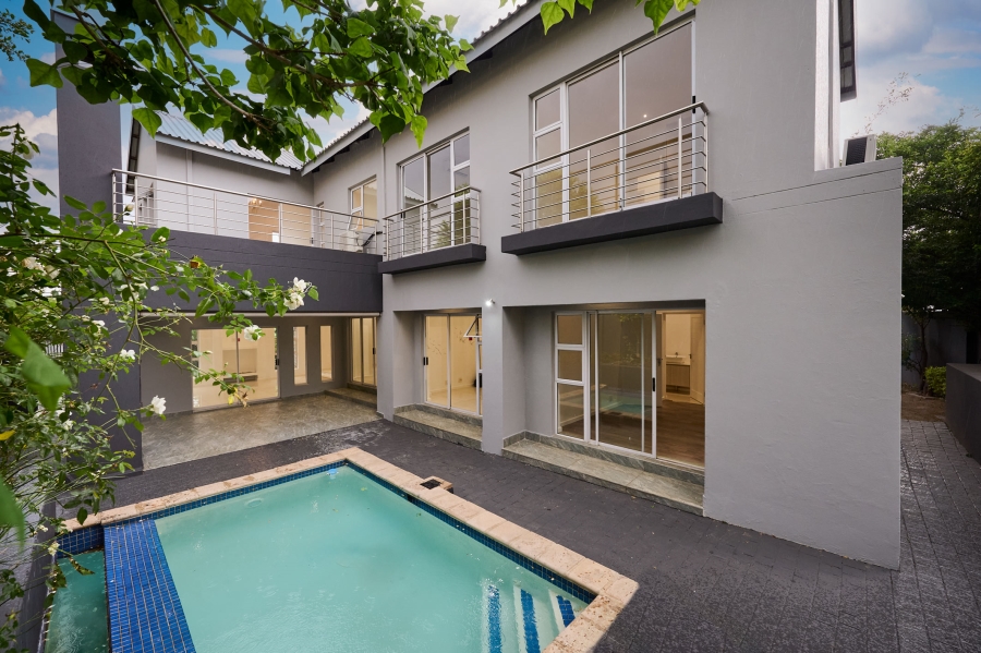 5 Bedroom Property for Sale in Waterfall Country Village Gauteng