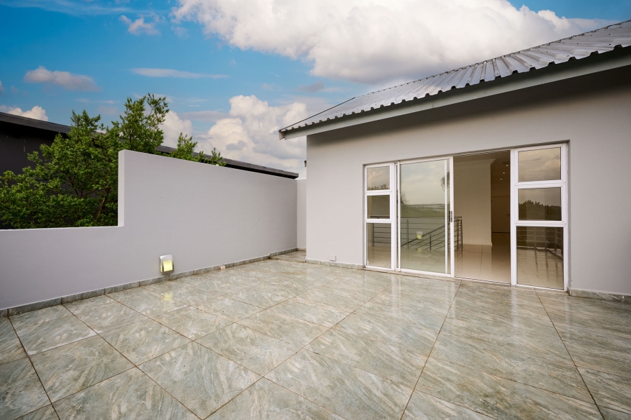 5 Bedroom Property for Sale in Waterfall Country Village Gauteng