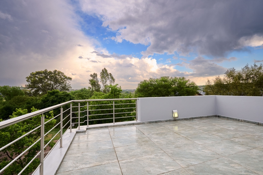 5 Bedroom Property for Sale in Waterfall Country Village Gauteng