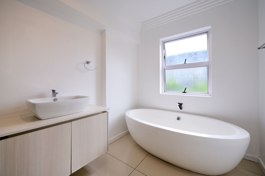 5 Bedroom Property for Sale in Waterfall Country Village Gauteng