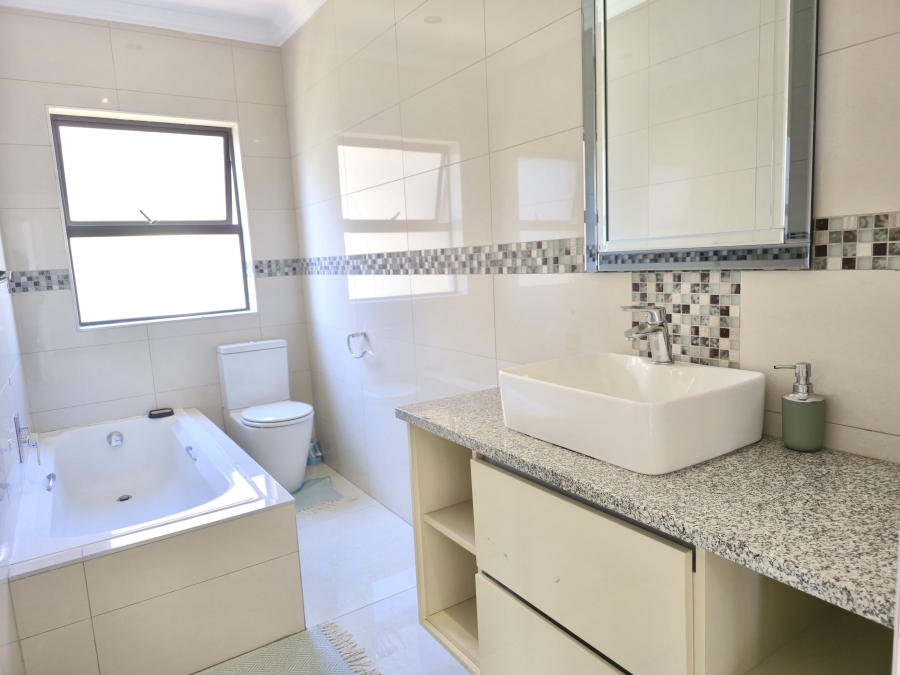 To Let 4 Bedroom Property for Rent in Glen Marais Gauteng