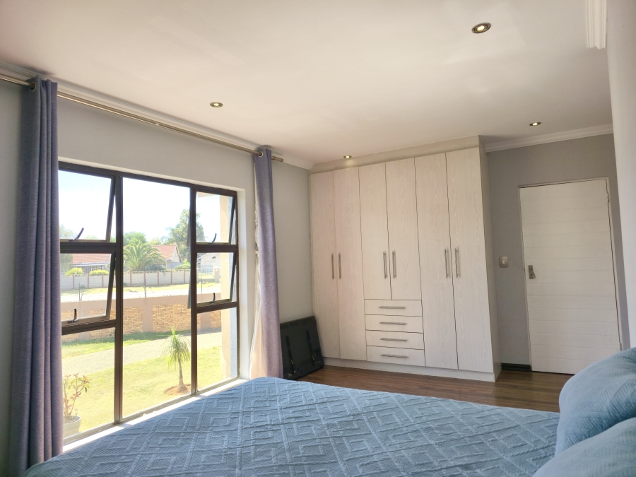 To Let 4 Bedroom Property for Rent in Glen Marais Gauteng