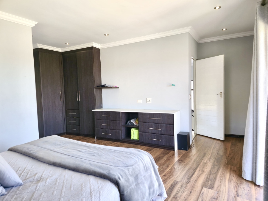 To Let 4 Bedroom Property for Rent in Glen Marais Gauteng