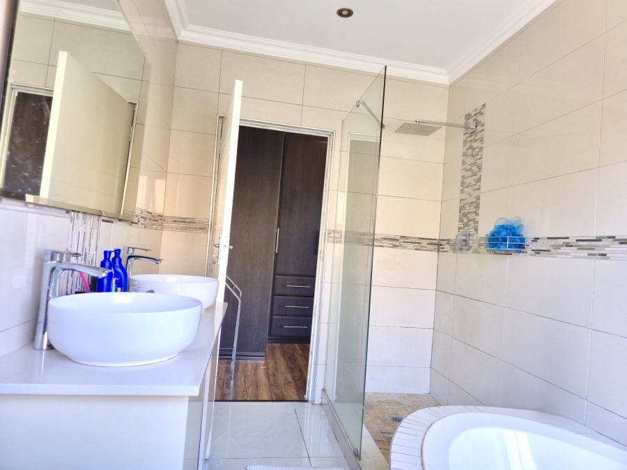 To Let 4 Bedroom Property for Rent in Glen Marais Gauteng