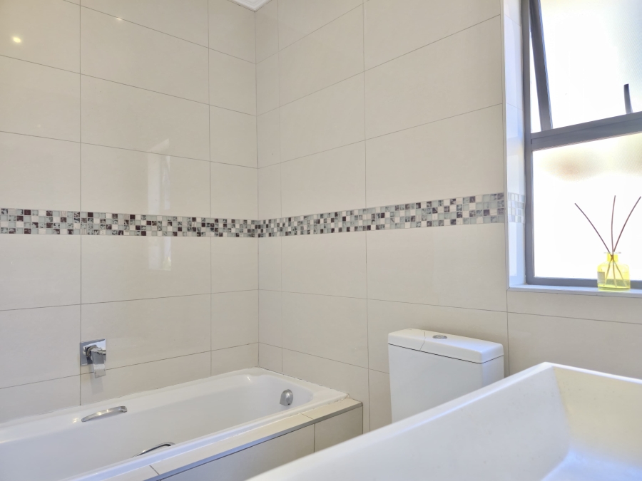 To Let 4 Bedroom Property for Rent in Glen Marais Gauteng