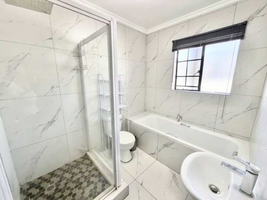 2 Bedroom Property for Sale in Noordwyk Gauteng