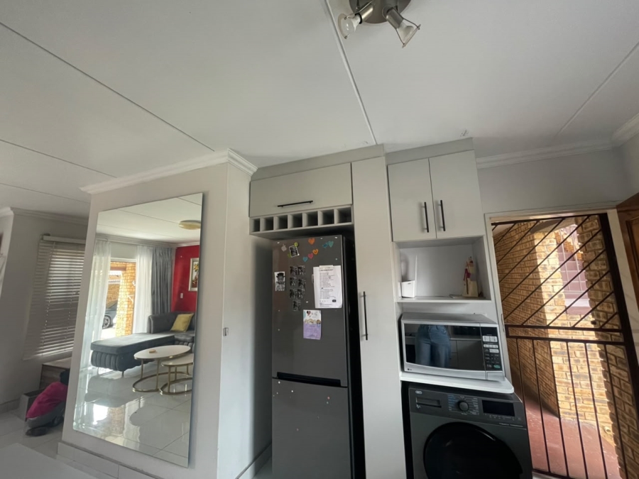 To Let 2 Bedroom Property for Rent in Noordwyk Gauteng
