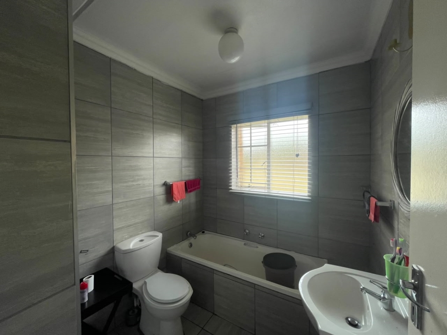 To Let 2 Bedroom Property for Rent in Noordwyk Gauteng
