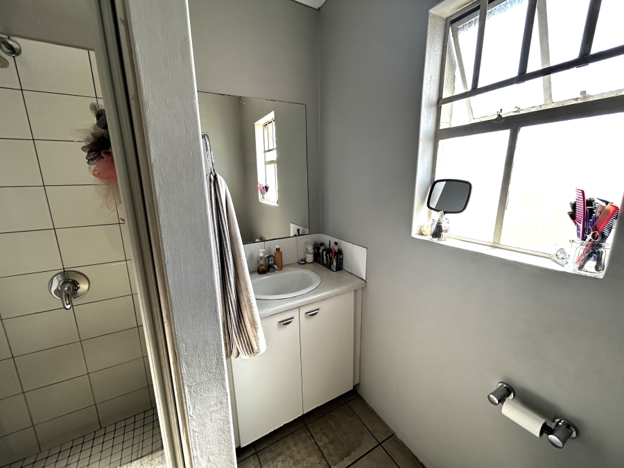 To Let 1 Bedroom Property for Rent in Houghton Estate Gauteng