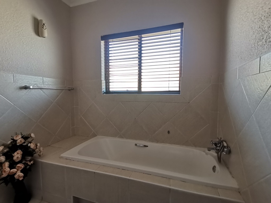 3 Bedroom Property for Sale in Oakdene Gauteng
