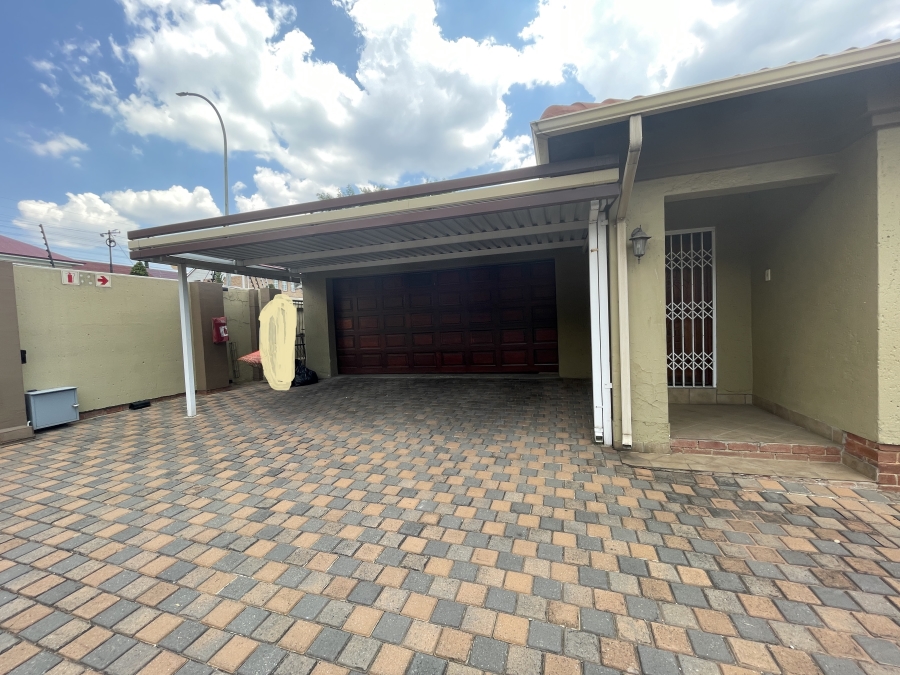 3 Bedroom Property for Sale in Parkhill Gardens Gauteng