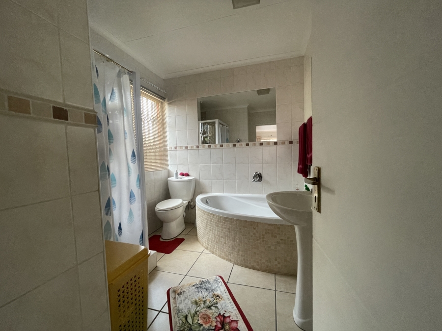 3 Bedroom Property for Sale in Parkhill Gardens Gauteng