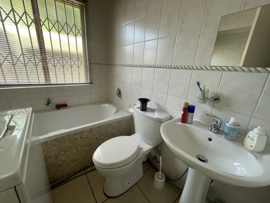 3 Bedroom Property for Sale in Parkhill Gardens Gauteng