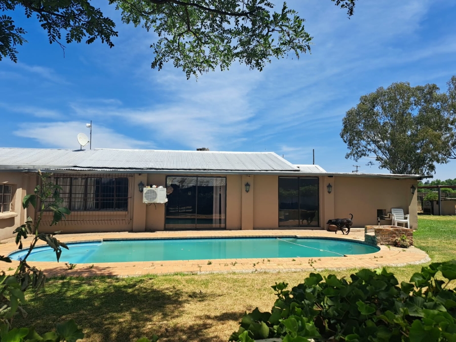 4 Bedroom Property for Sale in Mullerstuine Gauteng