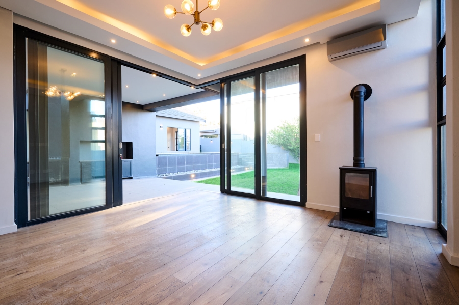 5 Bedroom Property for Sale in Waterfall Country Estate Gauteng