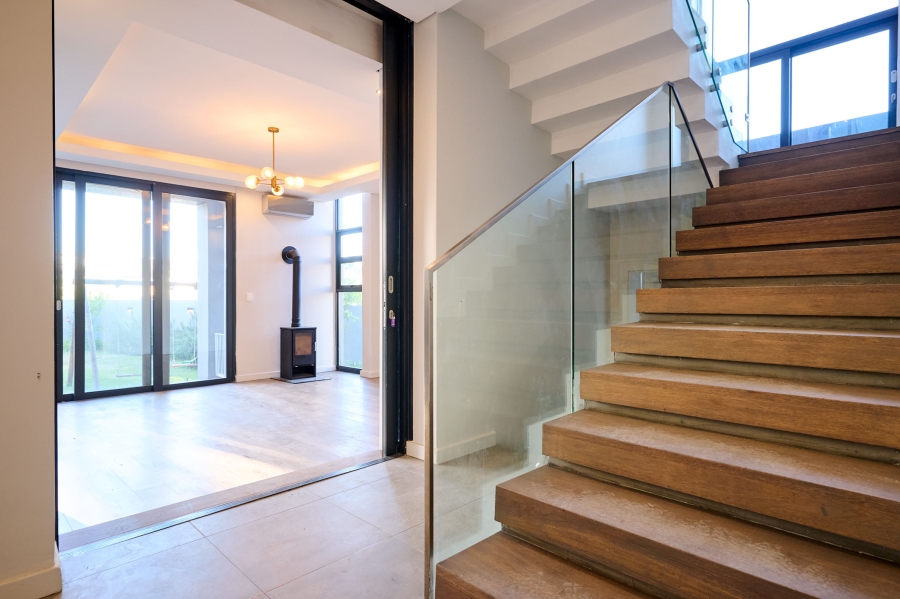 5 Bedroom Property for Sale in Waterfall Country Estate Gauteng