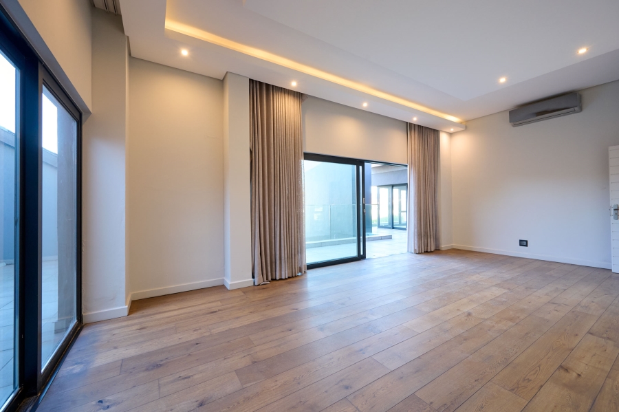 5 Bedroom Property for Sale in Waterfall Country Estate Gauteng
