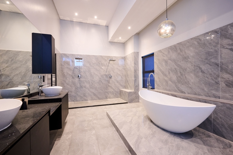 5 Bedroom Property for Sale in Waterfall Country Estate Gauteng