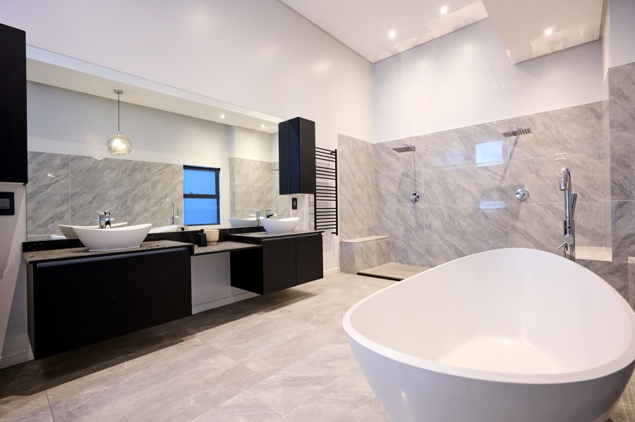 5 Bedroom Property for Sale in Waterfall Country Estate Gauteng