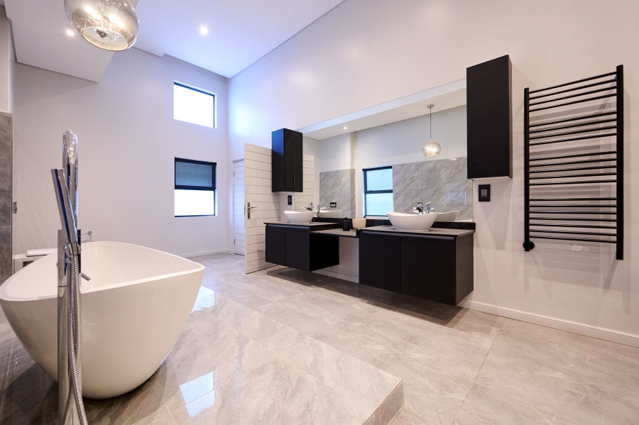 5 Bedroom Property for Sale in Waterfall Country Estate Gauteng