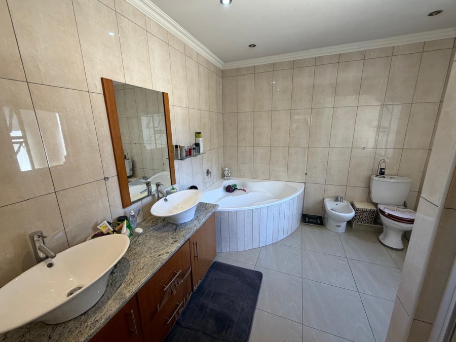 6 Bedroom Property for Sale in Glenvista Gauteng