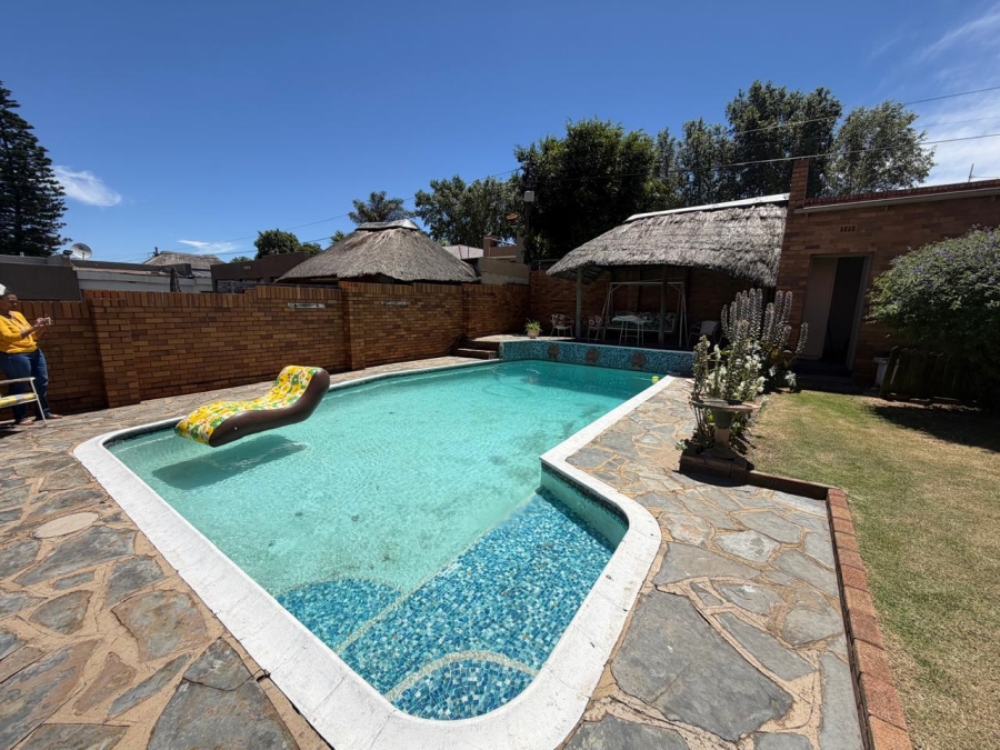 4 Bedroom Property for Sale in Linmeyer Gauteng