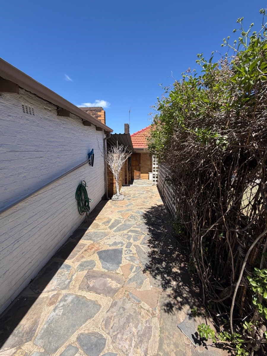 4 Bedroom Property for Sale in Linmeyer Gauteng