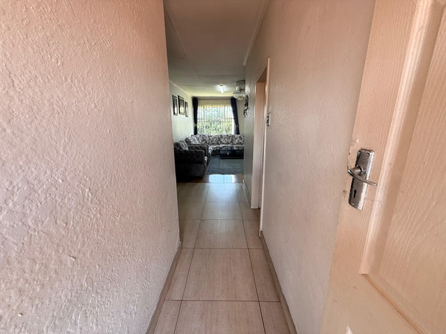 2 Bedroom Property for Sale in Crown Gardens Gauteng