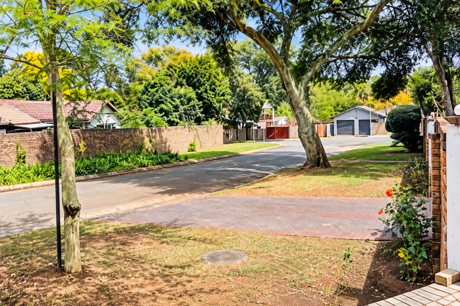To Let 4 Bedroom Property for Rent in Vorna Valley Gauteng