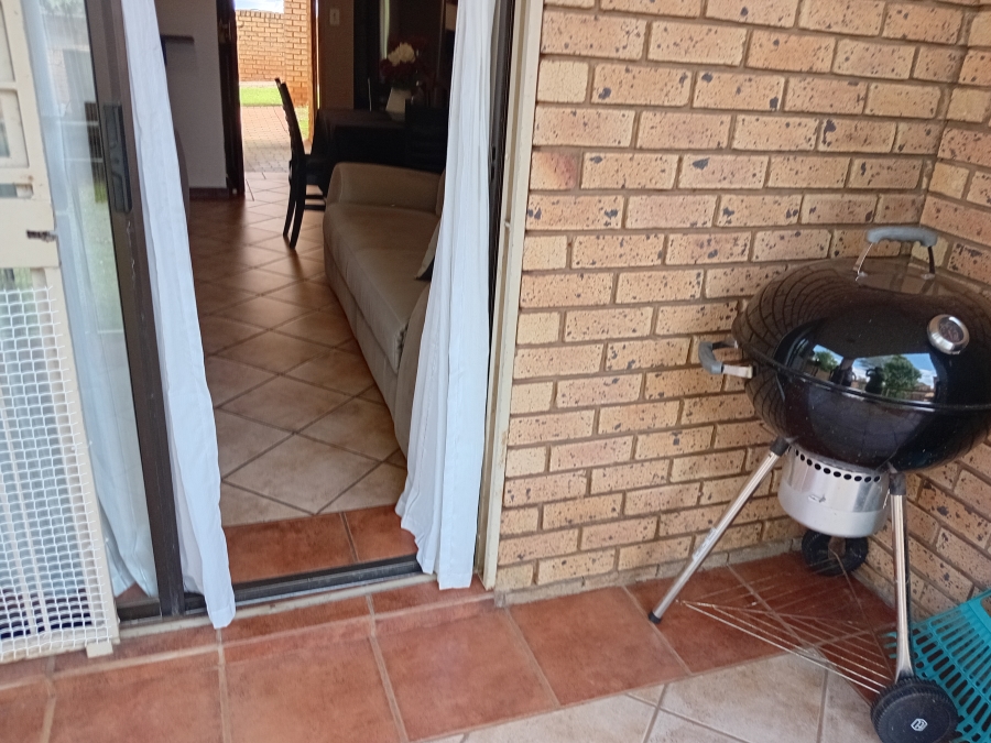 To Let 2 Bedroom Property for Rent in Olympus AH Gauteng