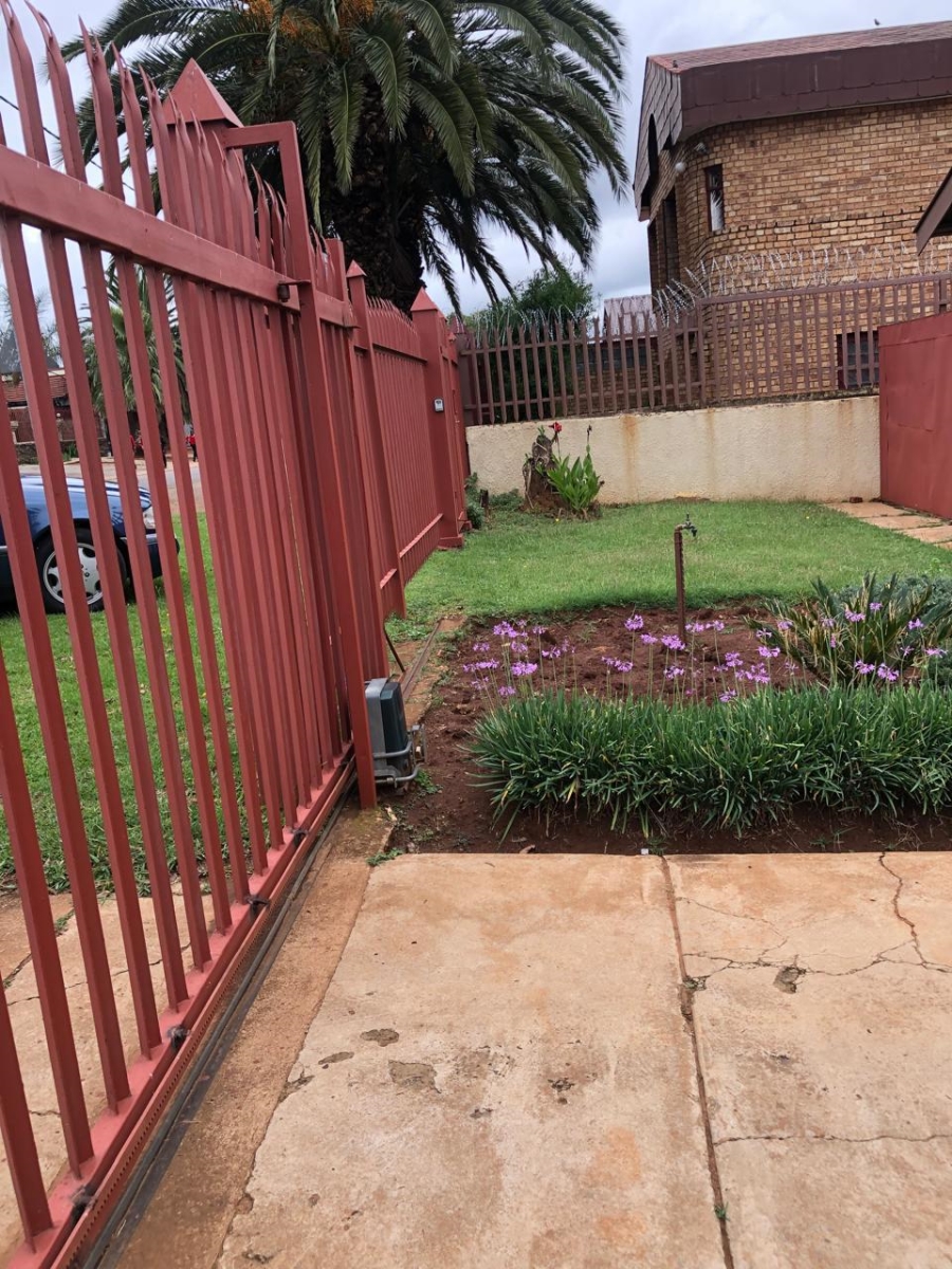 2 Bedroom Property for Sale in Laudium Gauteng