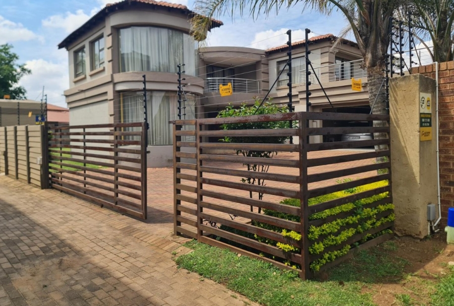 7 Bedroom Property for Sale in Klippoortje Gauteng
