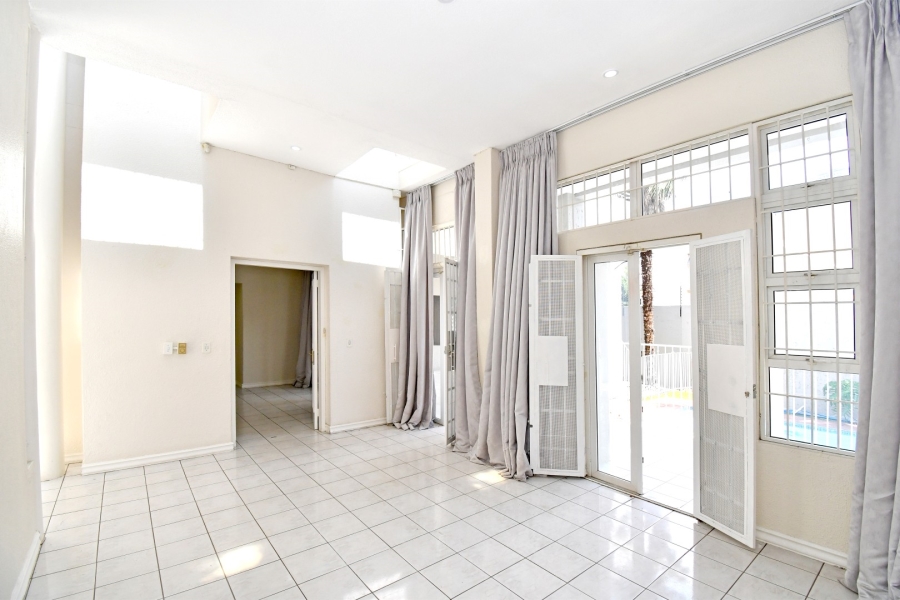 To Let 4 Bedroom Property for Rent in Wierda Valley Gauteng