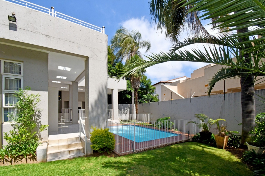 To Let 4 Bedroom Property for Rent in Wierda Valley Gauteng
