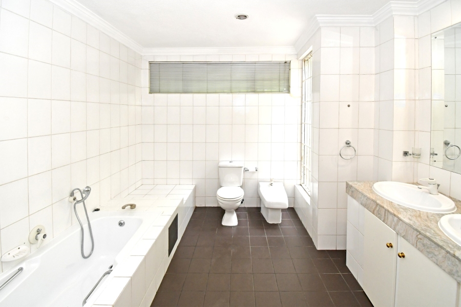 To Let 4 Bedroom Property for Rent in Wierda Valley Gauteng