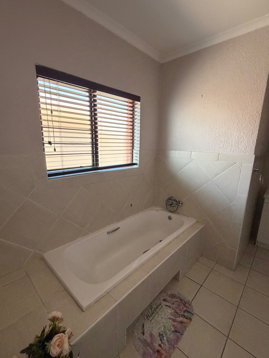 3 Bedroom Property for Sale in Oakdene Gauteng