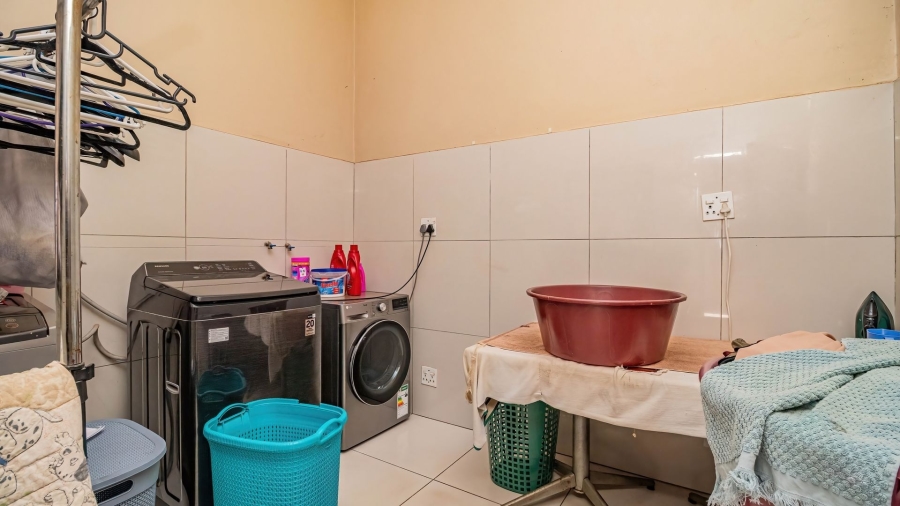 9 Bedroom Property for Sale in Farrarmere Gauteng