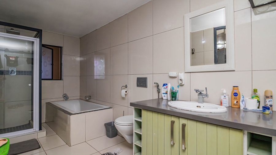 9 Bedroom Property for Sale in Farrarmere Gauteng