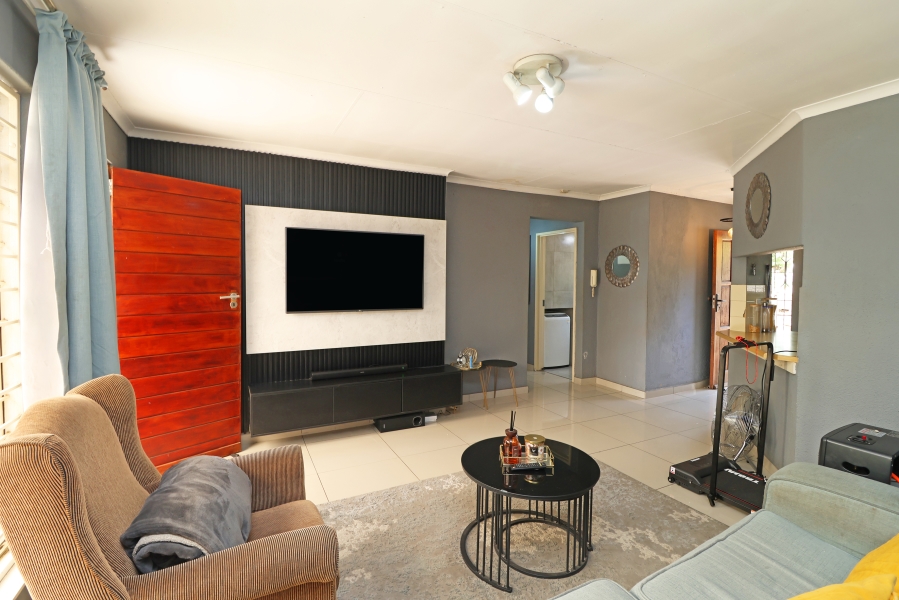 2 Bedroom Property for Sale in Sonneglans Gauteng