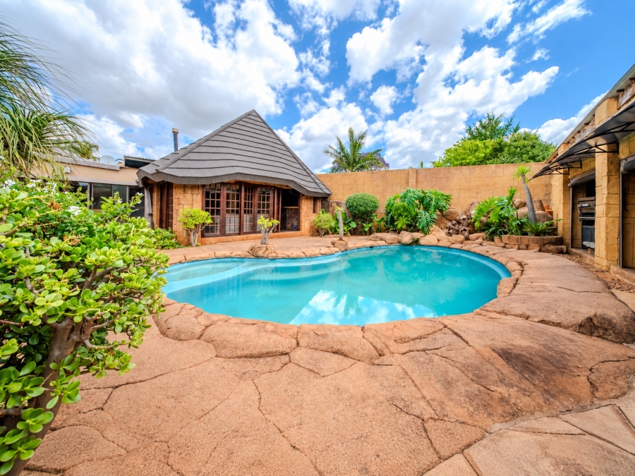 7 Bedroom Property for Sale in Doornpoort Gauteng