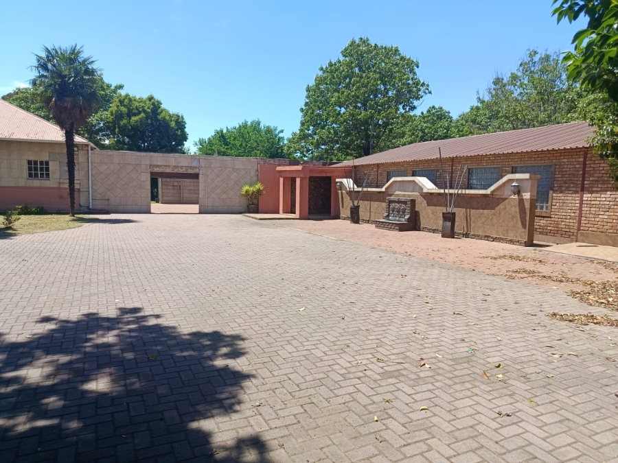 4 Bedroom Property for Sale in Unitas Park Gauteng