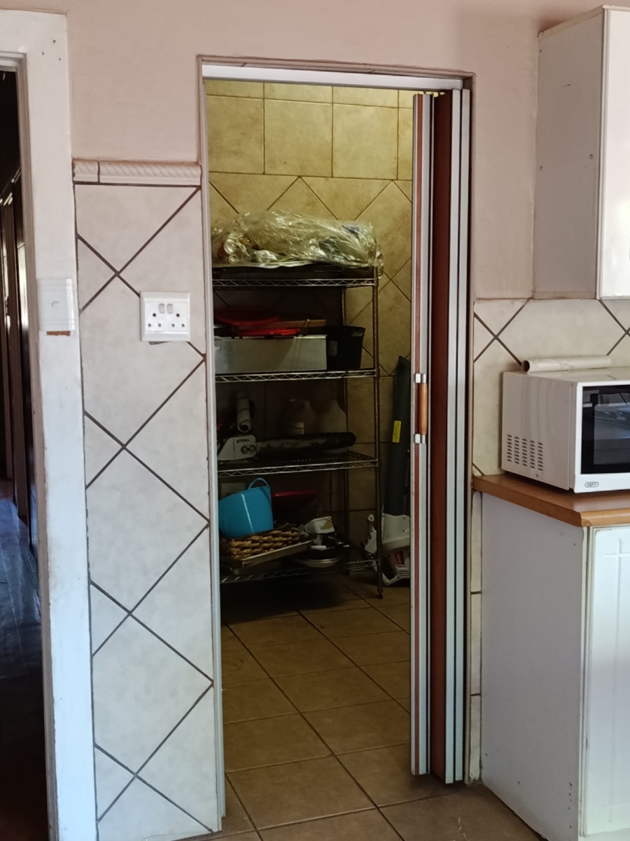 4 Bedroom Property for Sale in Unitas Park Gauteng