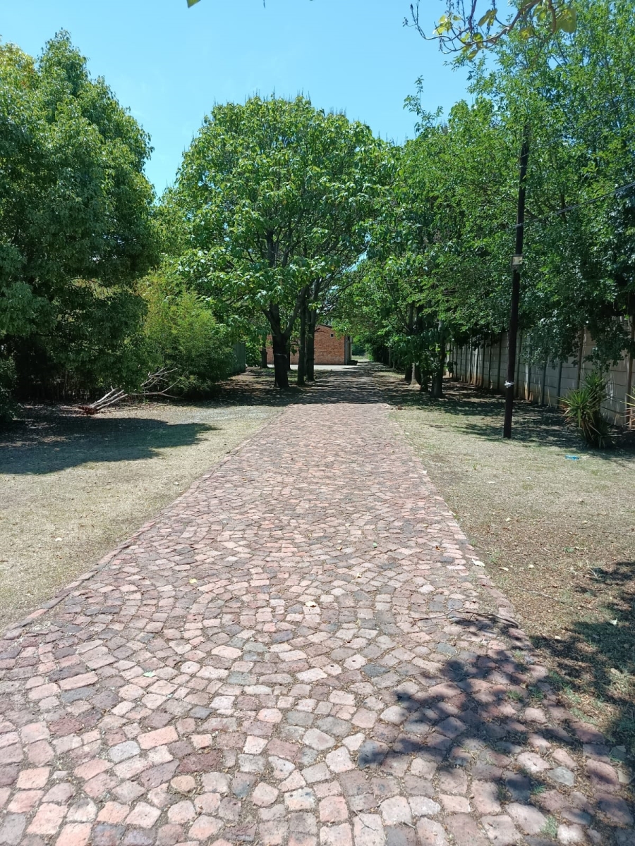 4 Bedroom Property for Sale in Unitas Park Gauteng