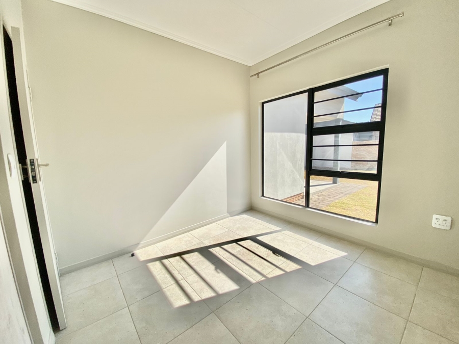 To Let 3 Bedroom Property for Rent in Amberfield Gauteng