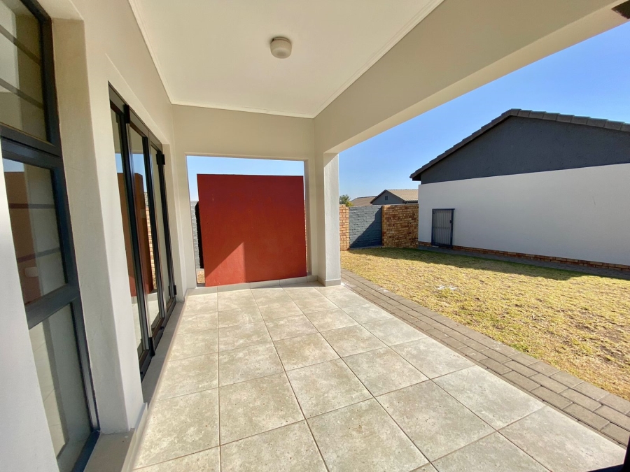 To Let 3 Bedroom Property for Rent in Amberfield Gauteng
